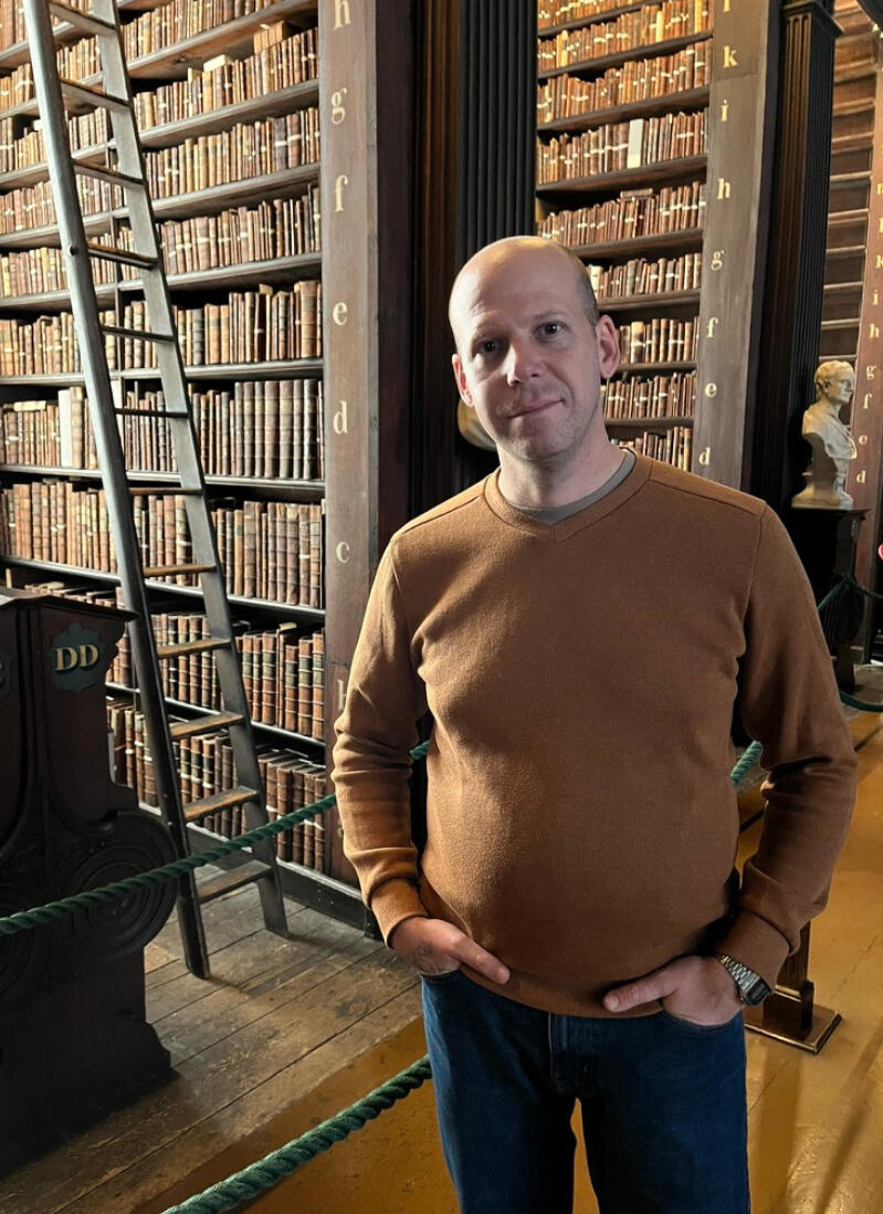 Julien, le copywriter français à la bibliothèque du trinity college à Dublin.